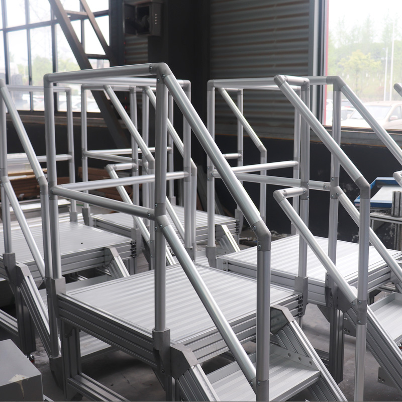 Przemysłowa drabina platformowa ze stopu aluminium Platforma konserwacyjna system platformy schodkowej z profilem aluminiowym stałe schody ruchome przez most